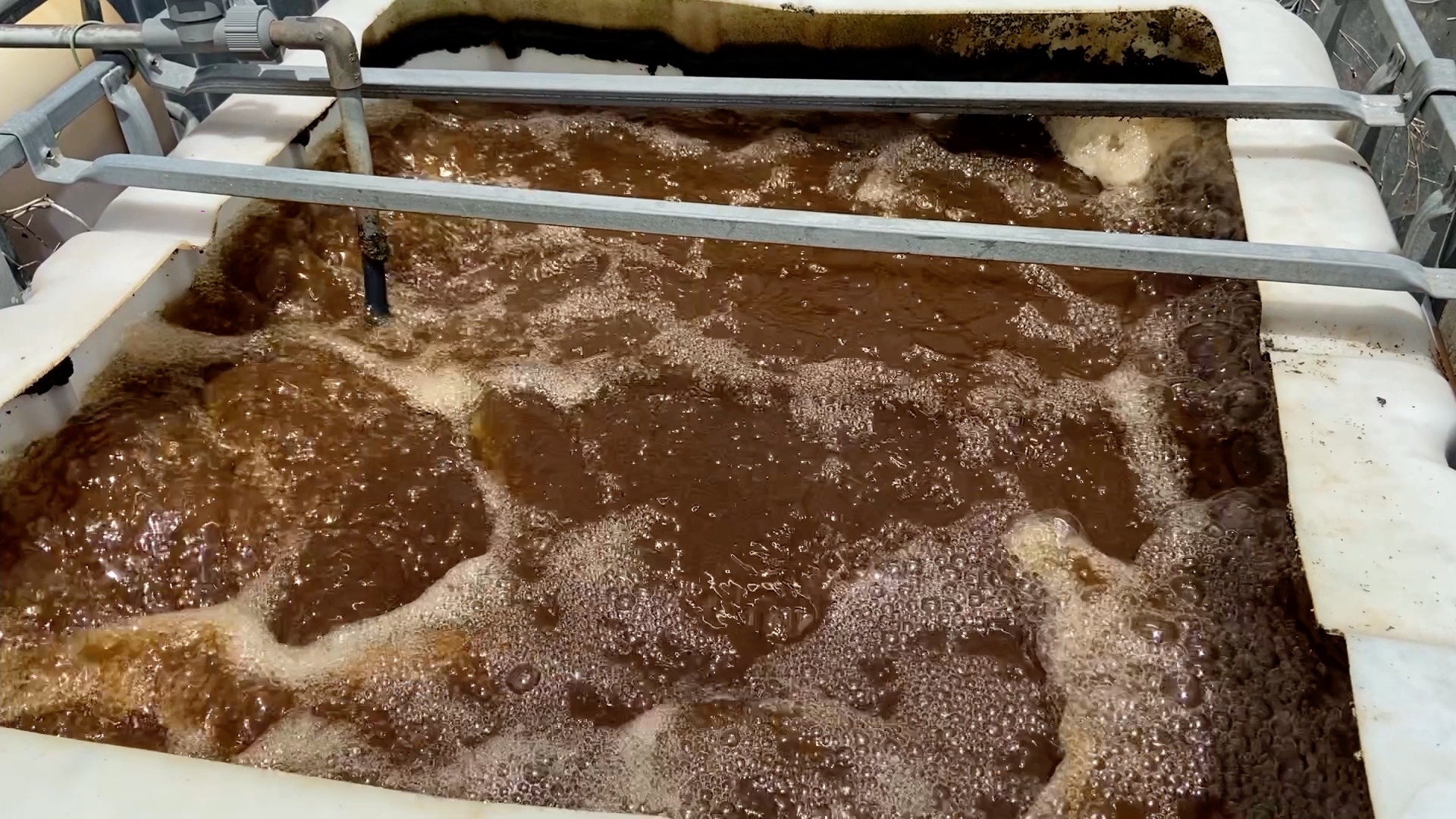 激しく発酵する複合発酵バイオ液肥タンク