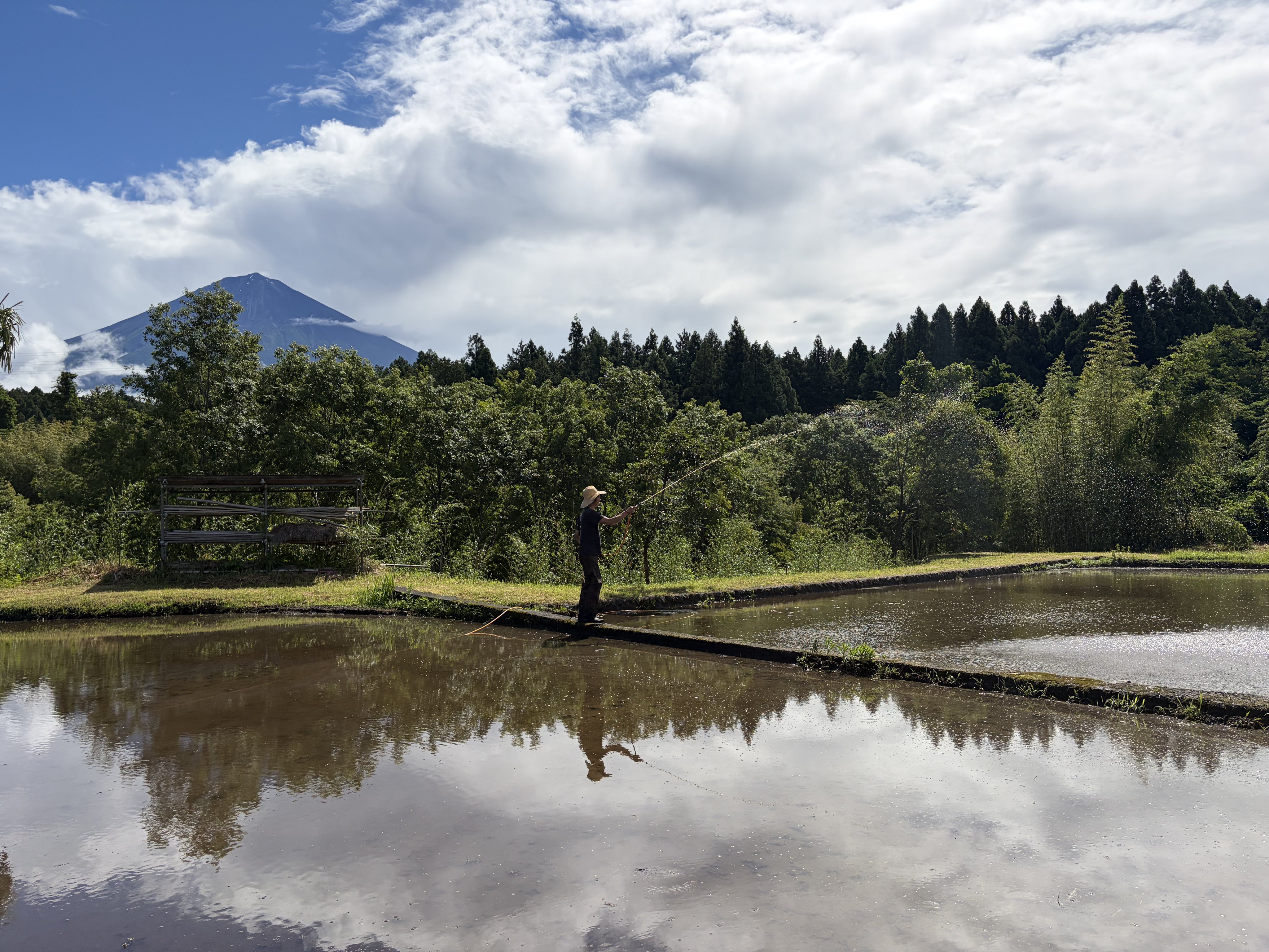 複合発酵バイオファーム研修所の風景と富士山
